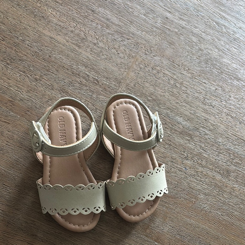 Old Navy Toddler sandals - Picture 2 of 4